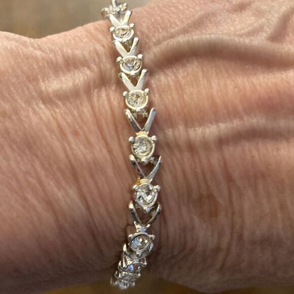 Avon Vintage Collectible Silver-tone Tennis Bracelet With Clear Stones. - Picture 3 of 7